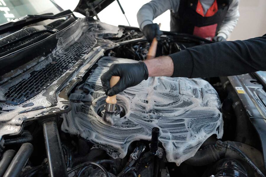 Come lavare il motore dell'auto a casa e se è opportuno farlo o meno
