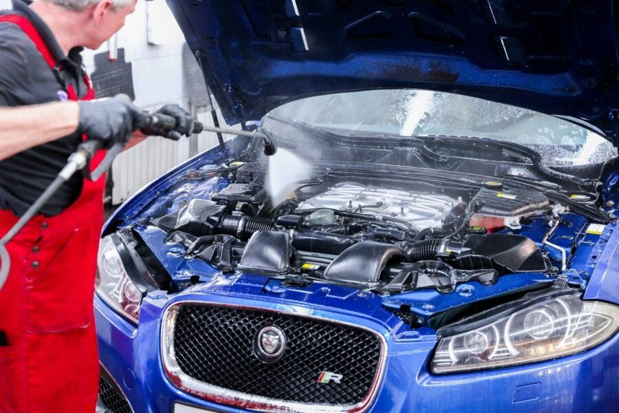 Come lavare il motore dell'auto a casa e se è opportuno farlo o meno