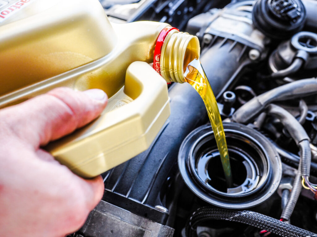 Cosa succede se si mette troppo olio nel motore