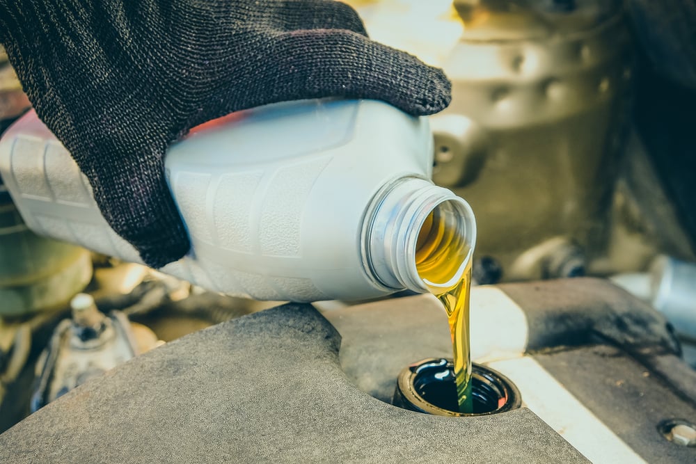 Cosa succede se si mette troppo olio nel motore