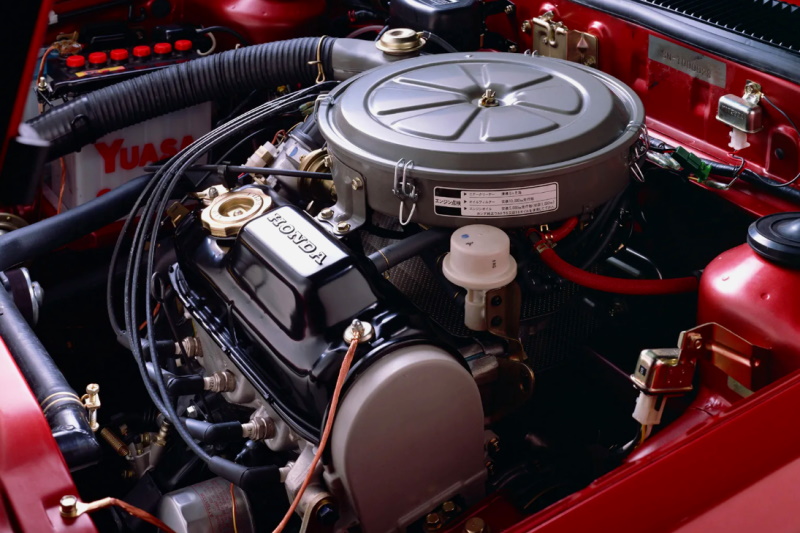 L'auto si spegne quando si preme il pedale dell'acceleratore