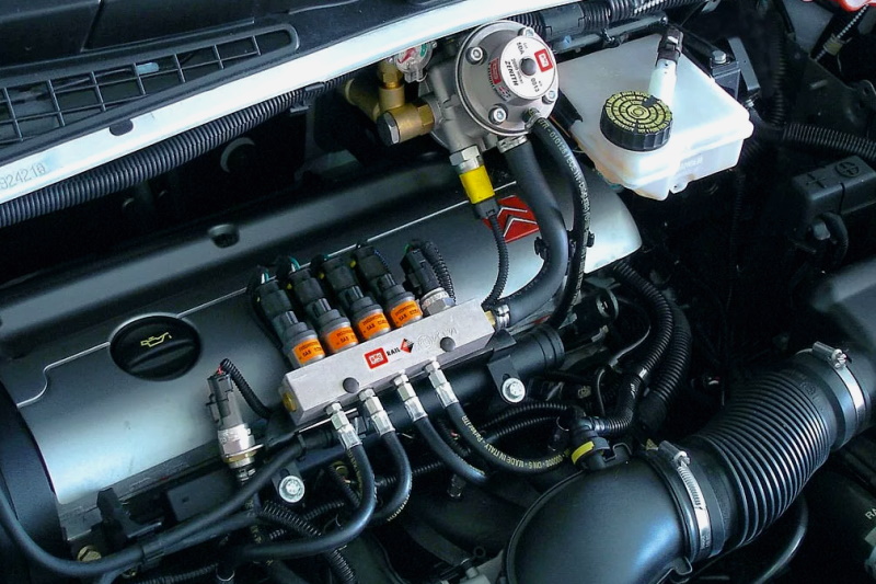 L'auto si spegne quando si preme il pedale dell'acceleratore