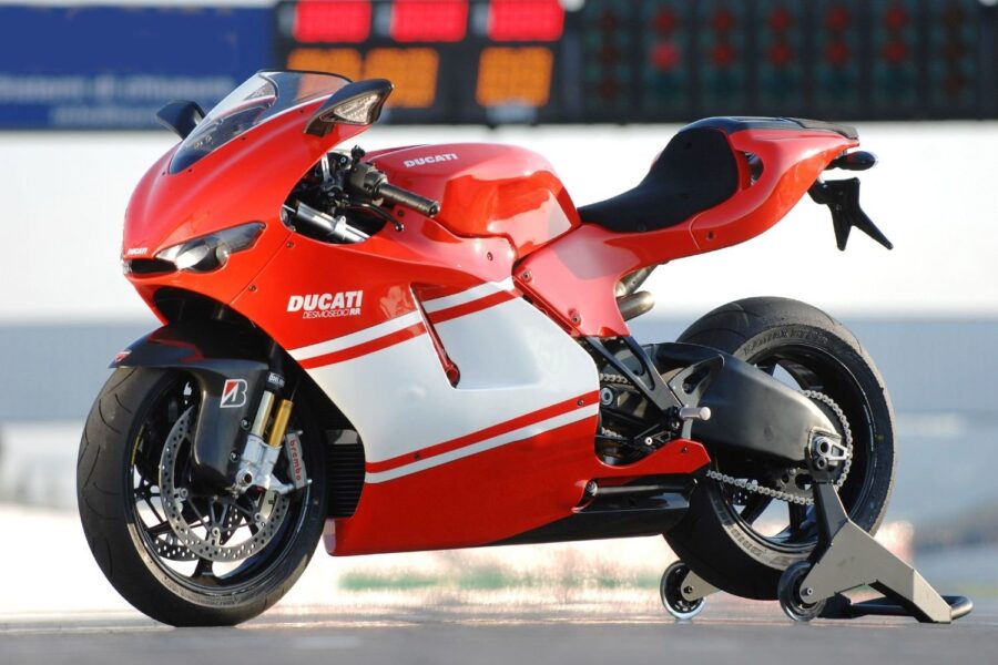 Motore con attuazione desmodromica delle valvole